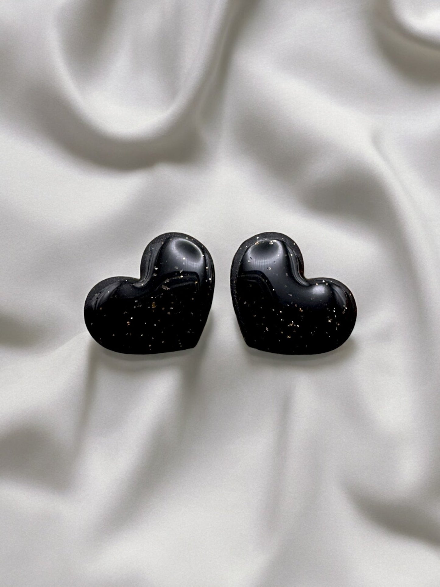 Black sparkle heart studs - Earrings - Made by Saskia