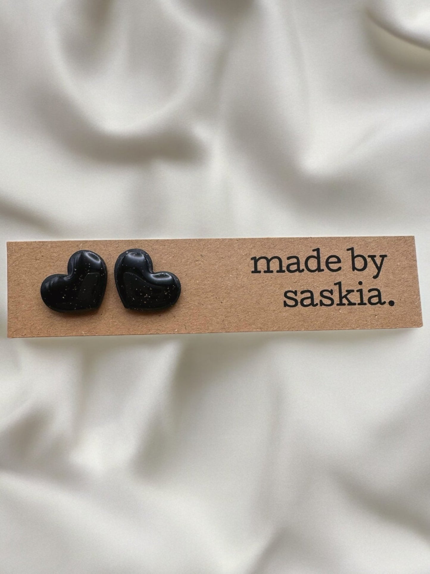 Black sparkle heart studs - Earrings - Made by Saskia