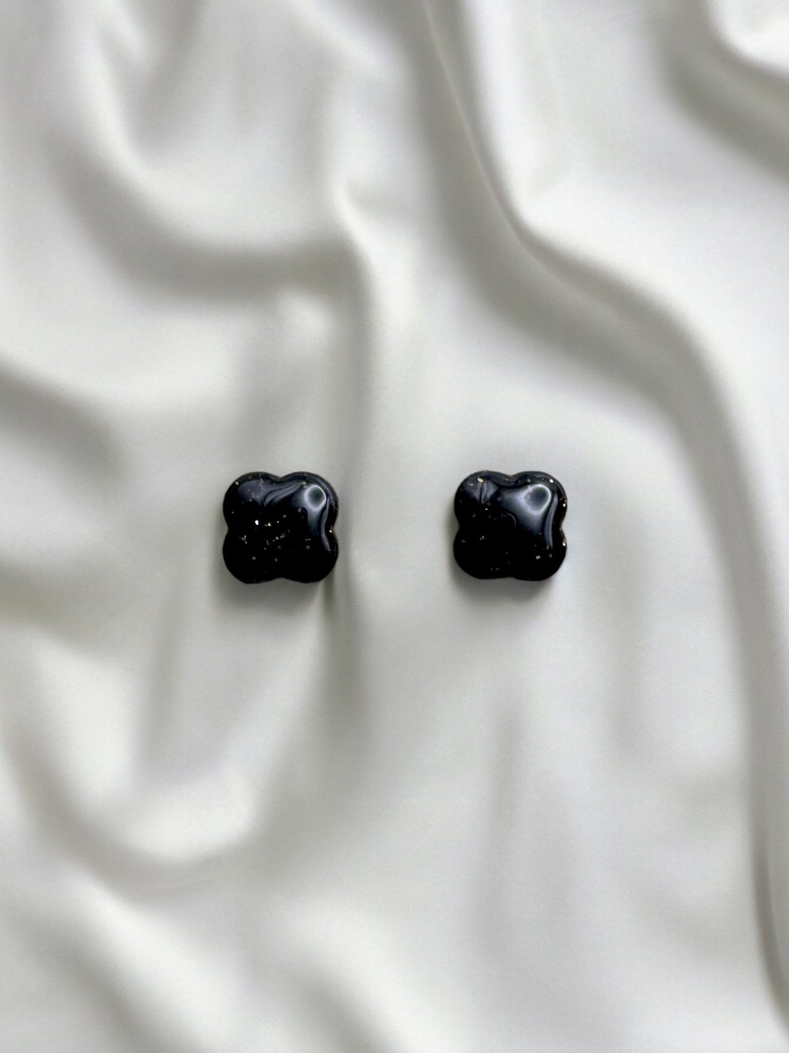 Black sparkle quatrefoil studs - Earrings - Made by Saskia