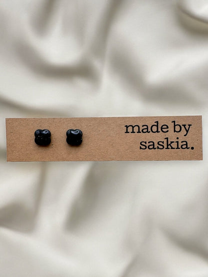 Black sparkle quatrefoil studs - Earrings - Made by Saskia