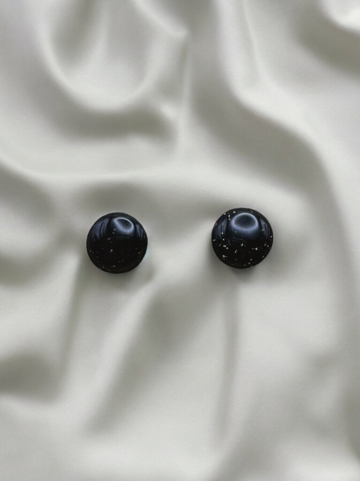 Black sparkle simple studs - Earrings - Made by Saskia