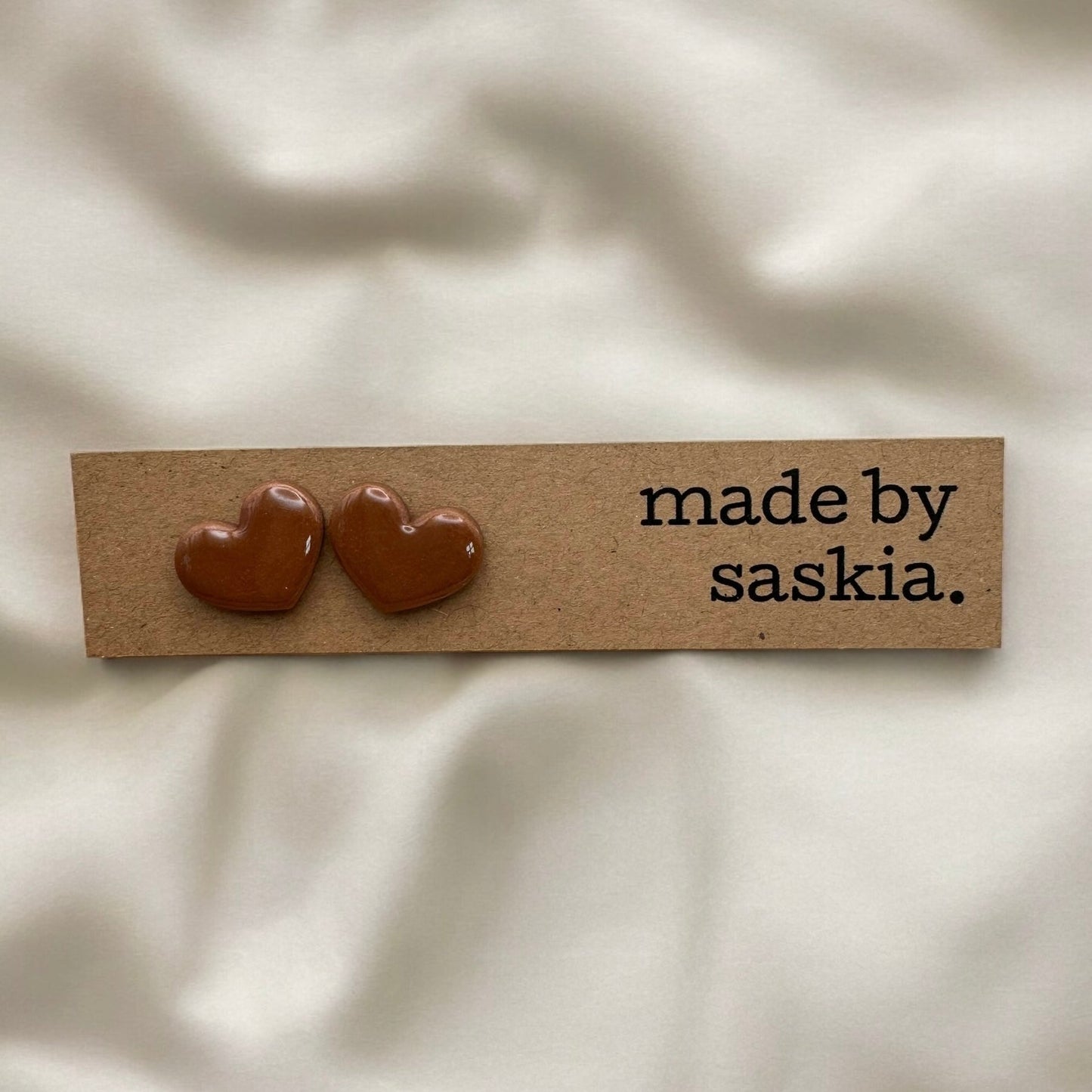 Brown heart studs - Earrings - Made by Saskia