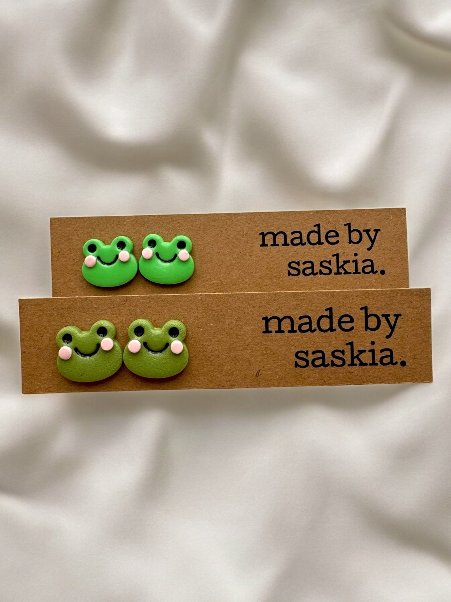 Grass green frog studs - Earrings - Made by Saskia