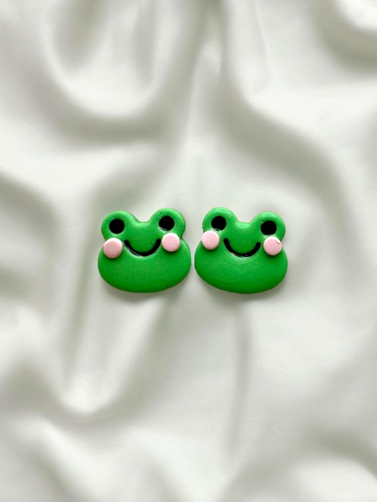 Grass green frog studs - Earrings - Made by Saskia