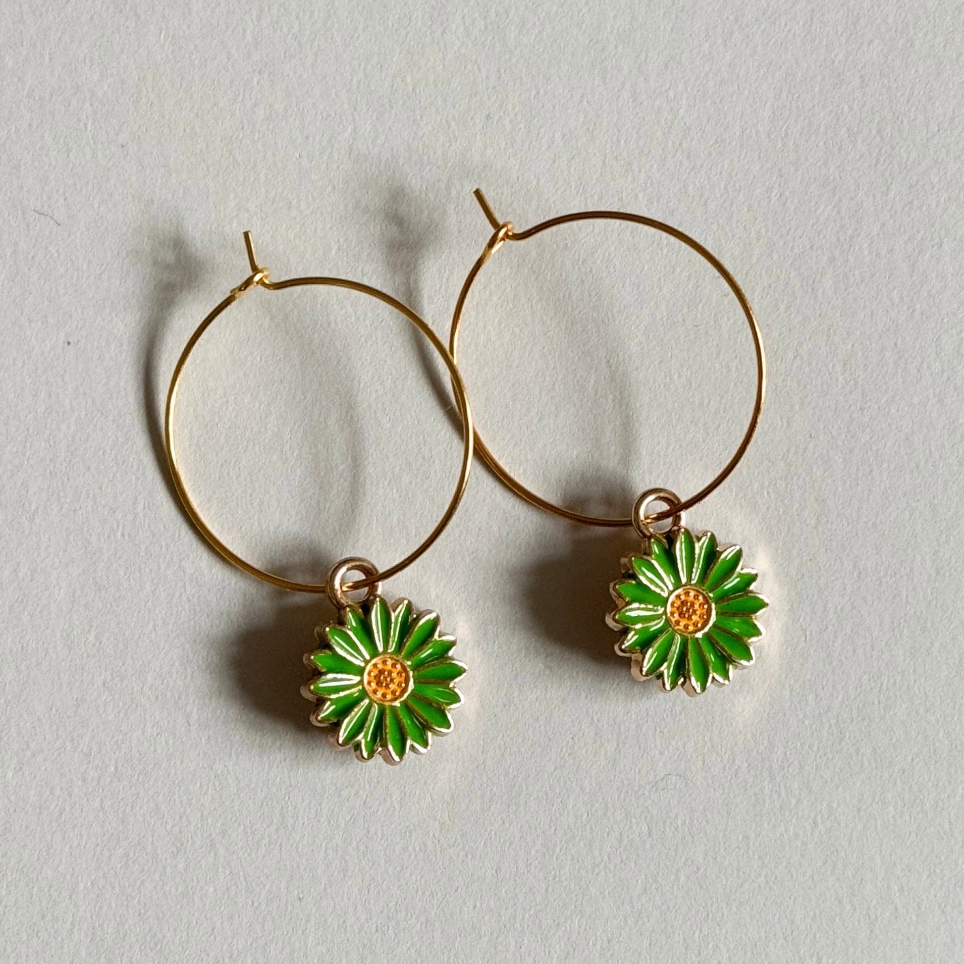 Green daisy hoop earrings - Earrings - Made by Saskia