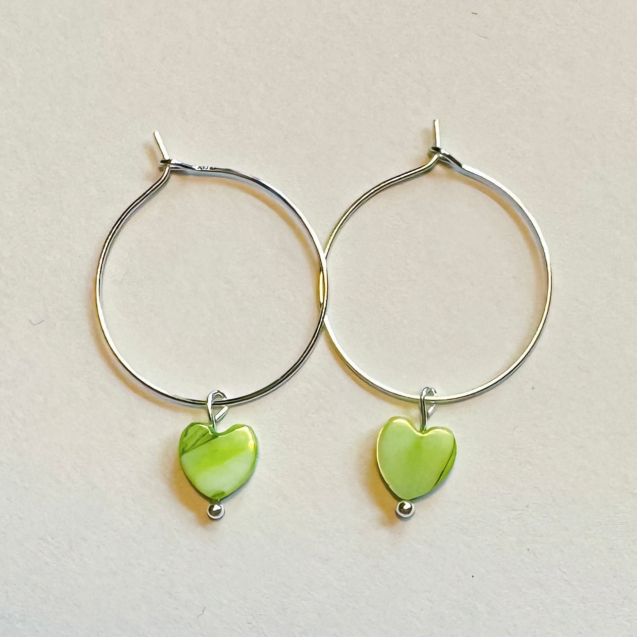 Green shell heart hoop earrings - Earrings - Made by Saskia