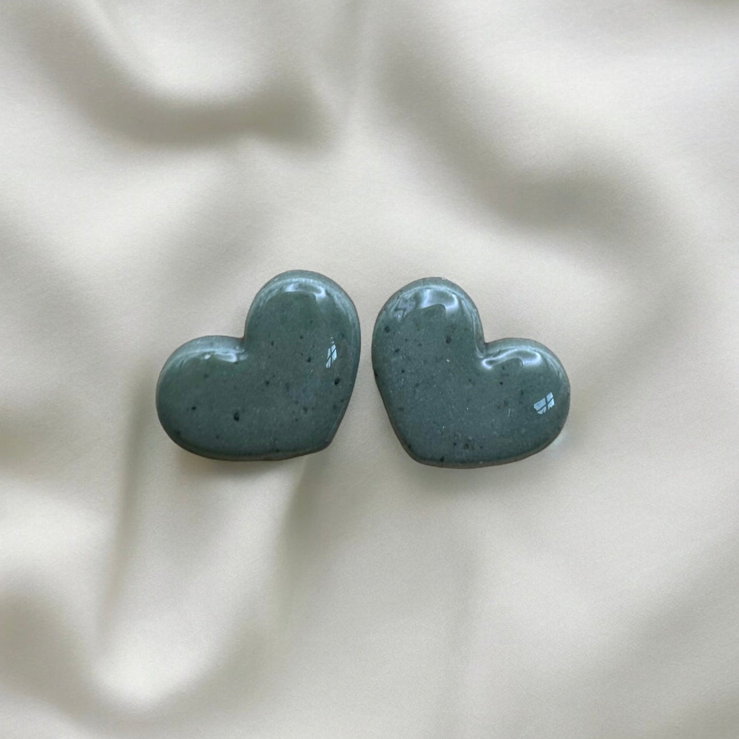 Khaki speckle heart studs - Earrings - Made by Saskia