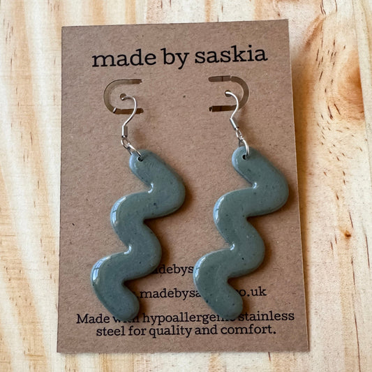 Khaki speckle squiggle dangle earrings - Earrings - Made by Saskia