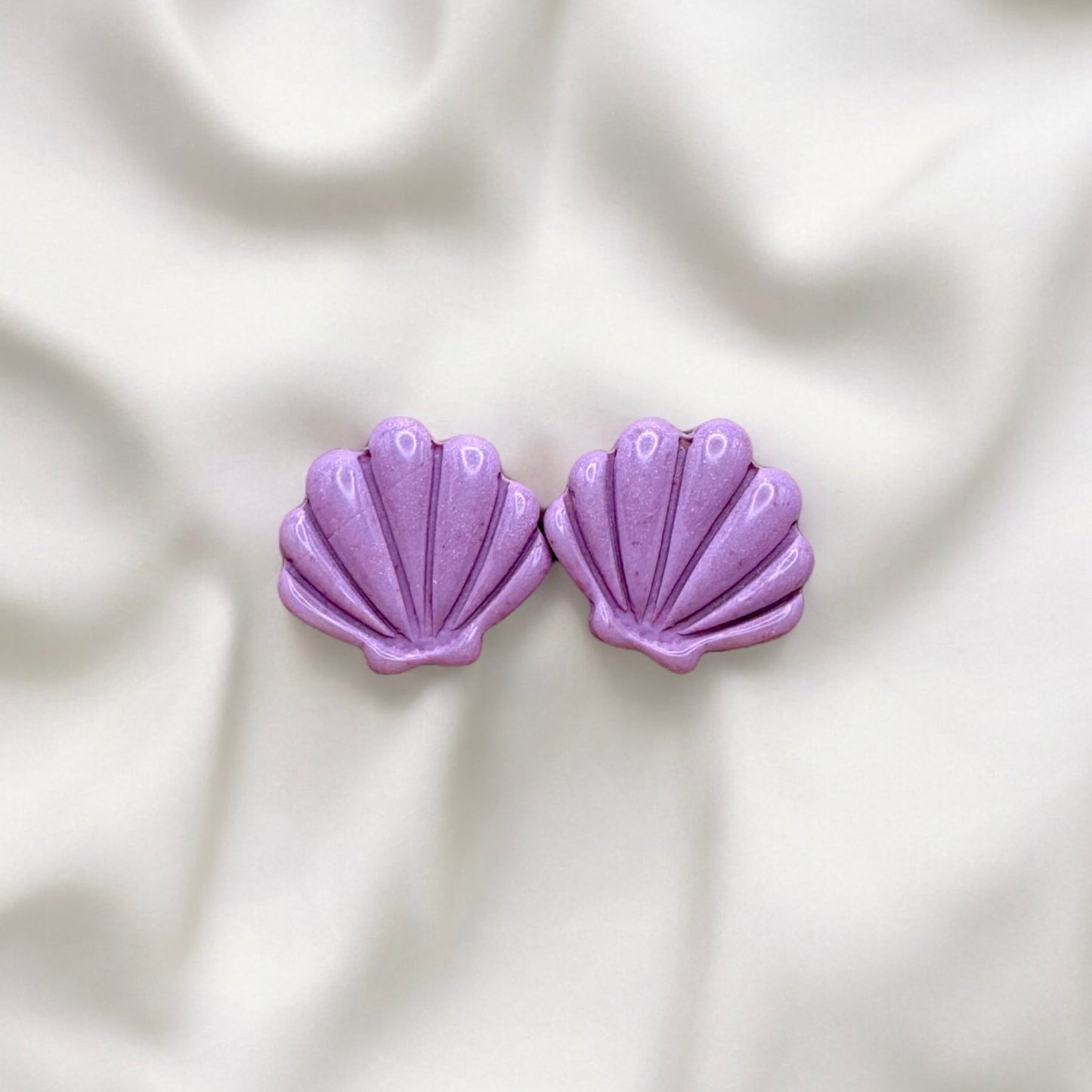 Lilac seashell studs - Earrings - Made by Saskia