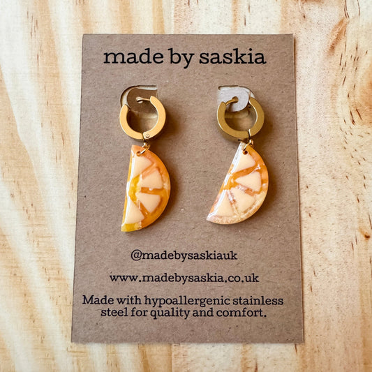 Marble orange slice huggie earrings - Earrings - Made by Saskia