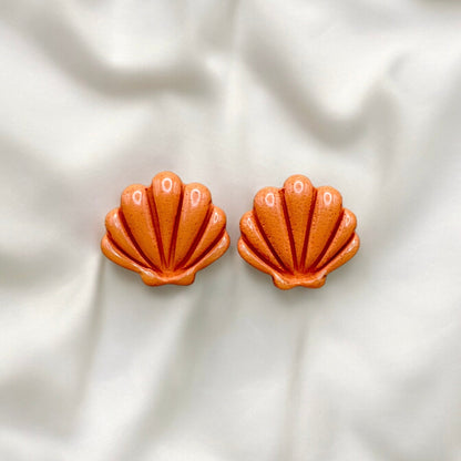 Orange seashell studs - Earrings - Made by Saskia