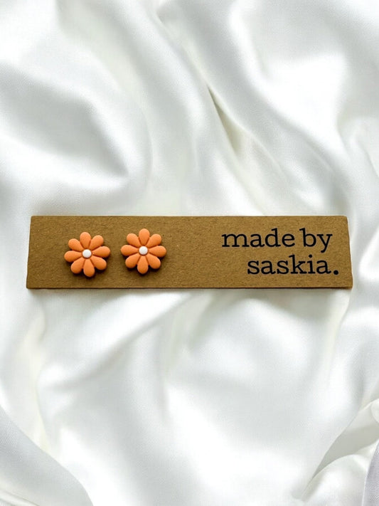 Peach daisy flower studs - Earrings - Made by Saskia