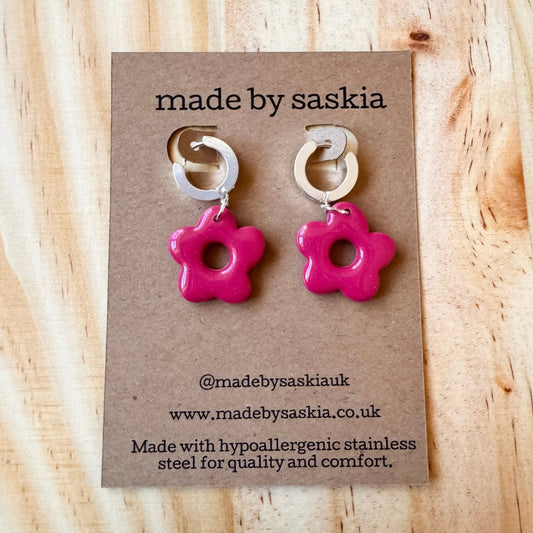 Raspberry flower huggie earrings - Earrings - Made by Saskia