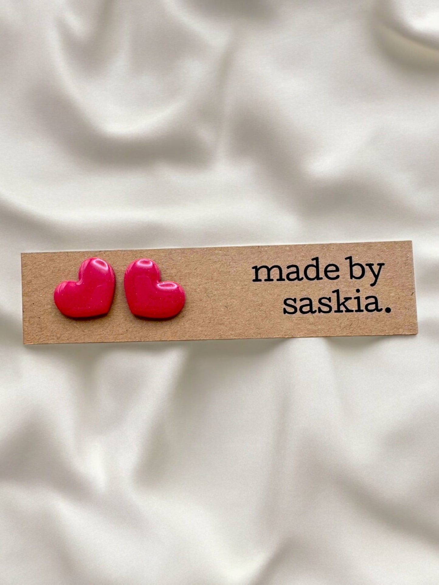 Raspberry shimmer heart studs - Earrings - Made by Saskia