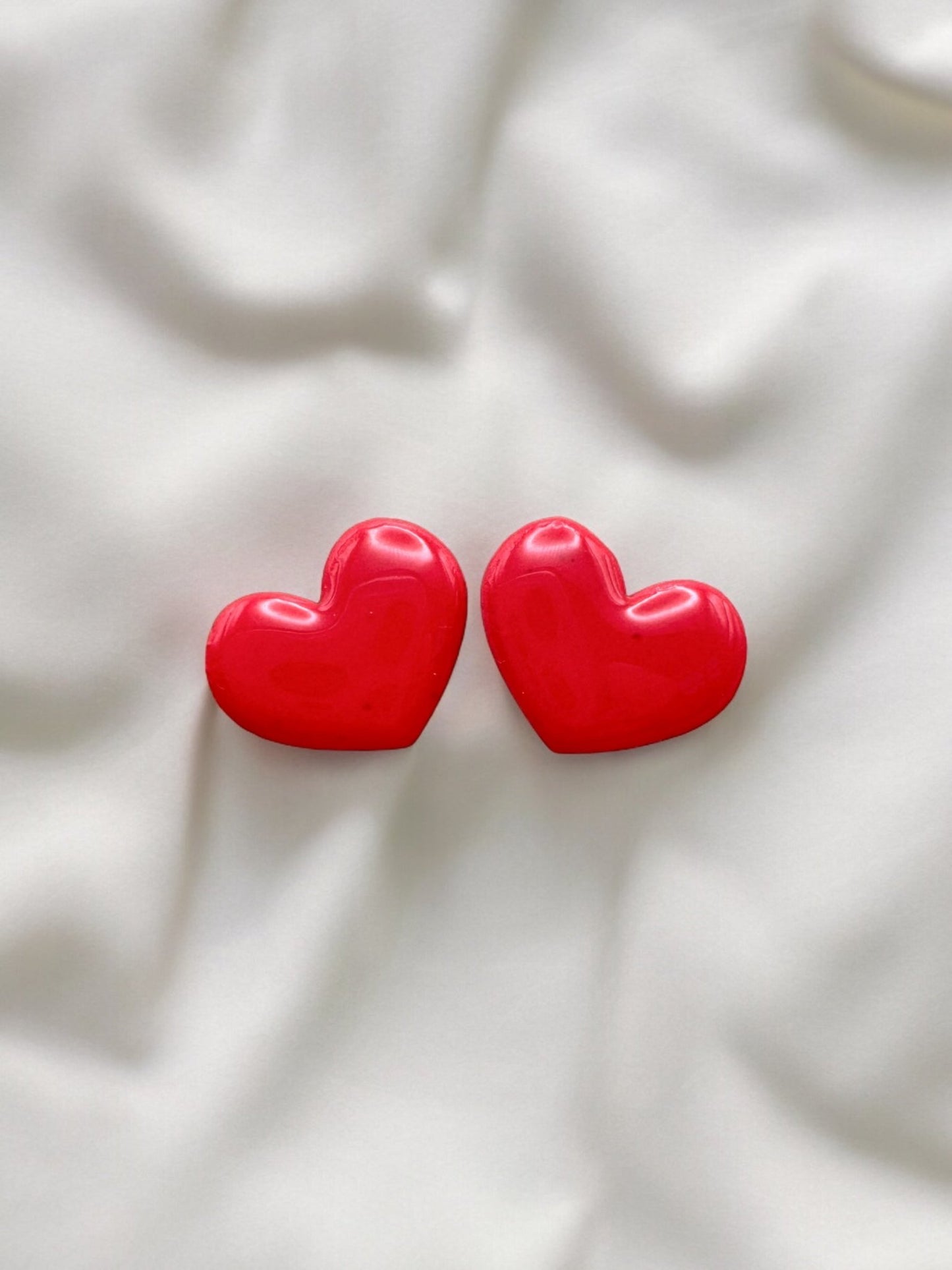 Red heart studs - Earrings - Made by Saskia