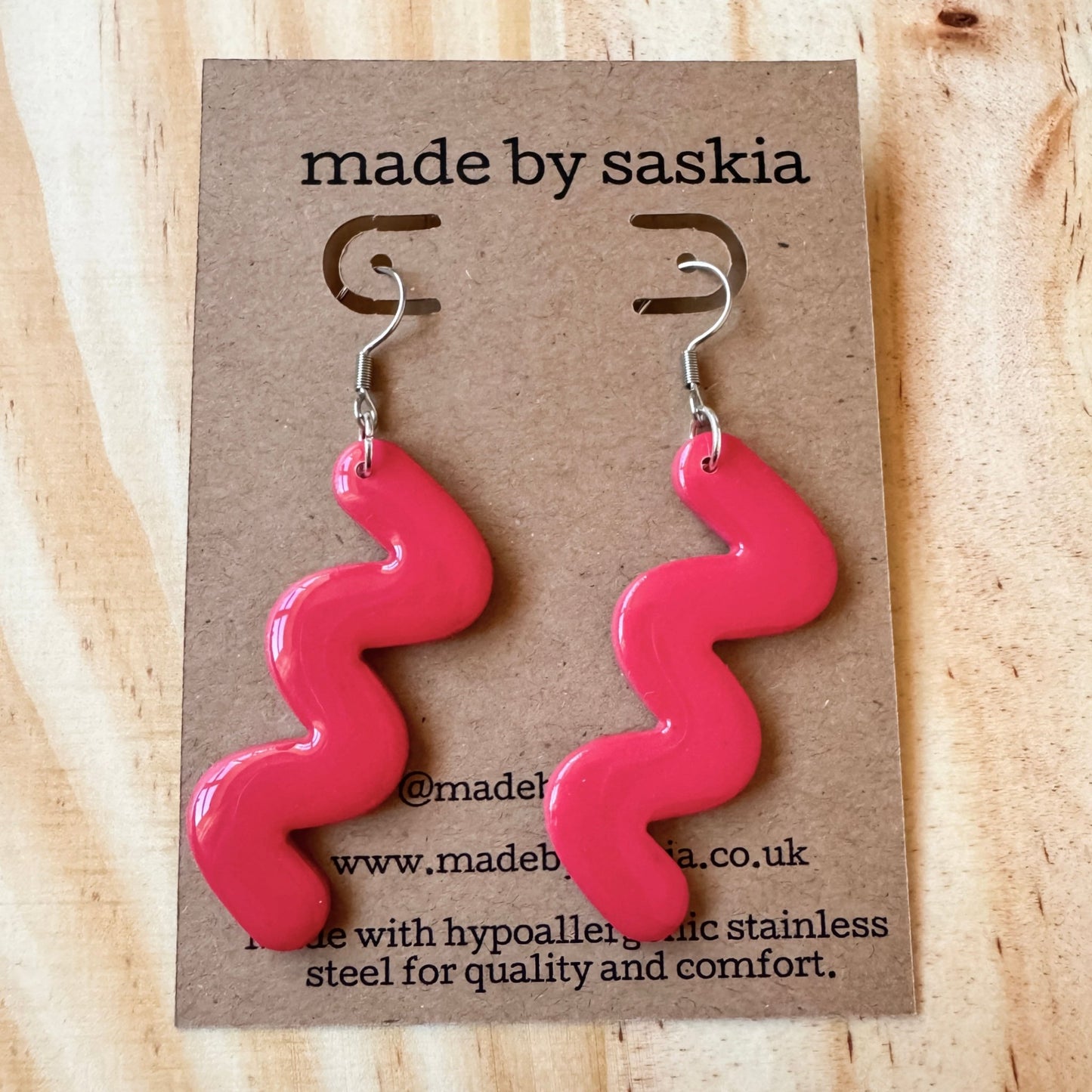 Red squiggle dangle earrings - Earrings - Made by Saskia