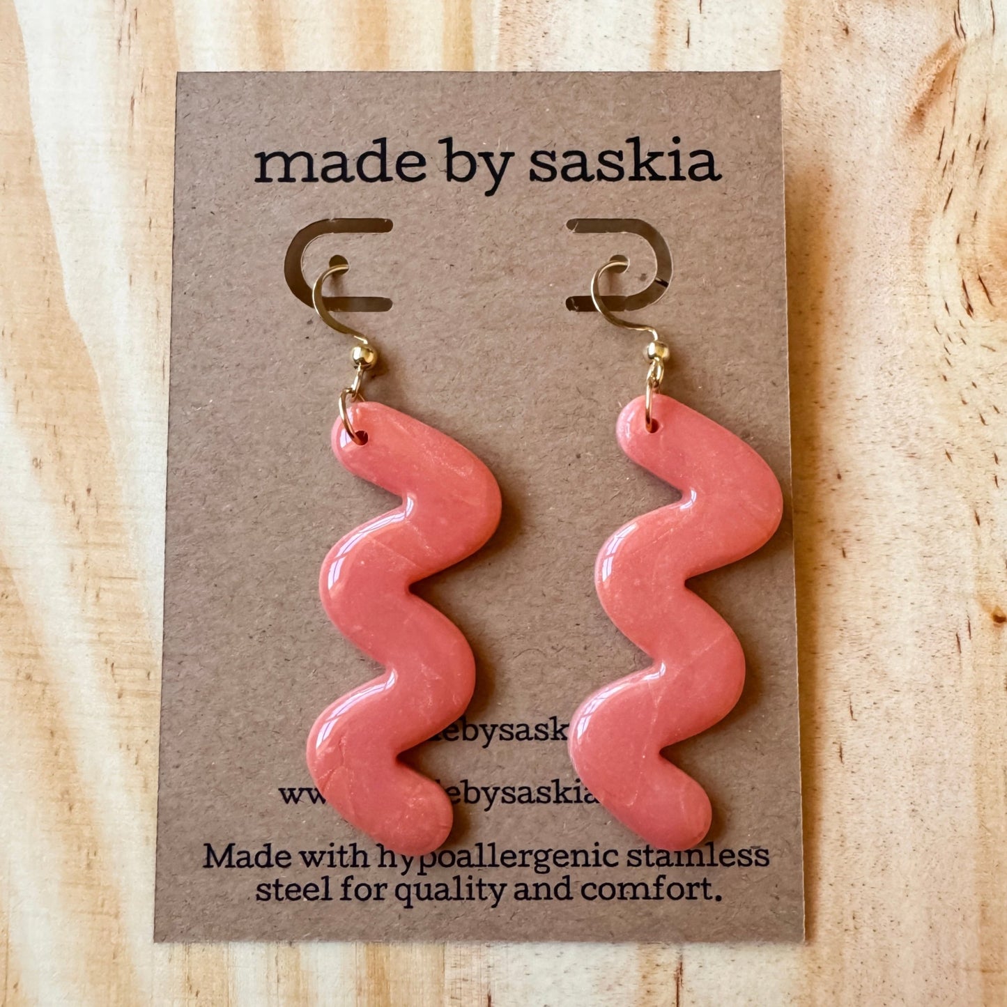 Salmon marble squiggle dangle earrings - Earrings - Made by Saskia