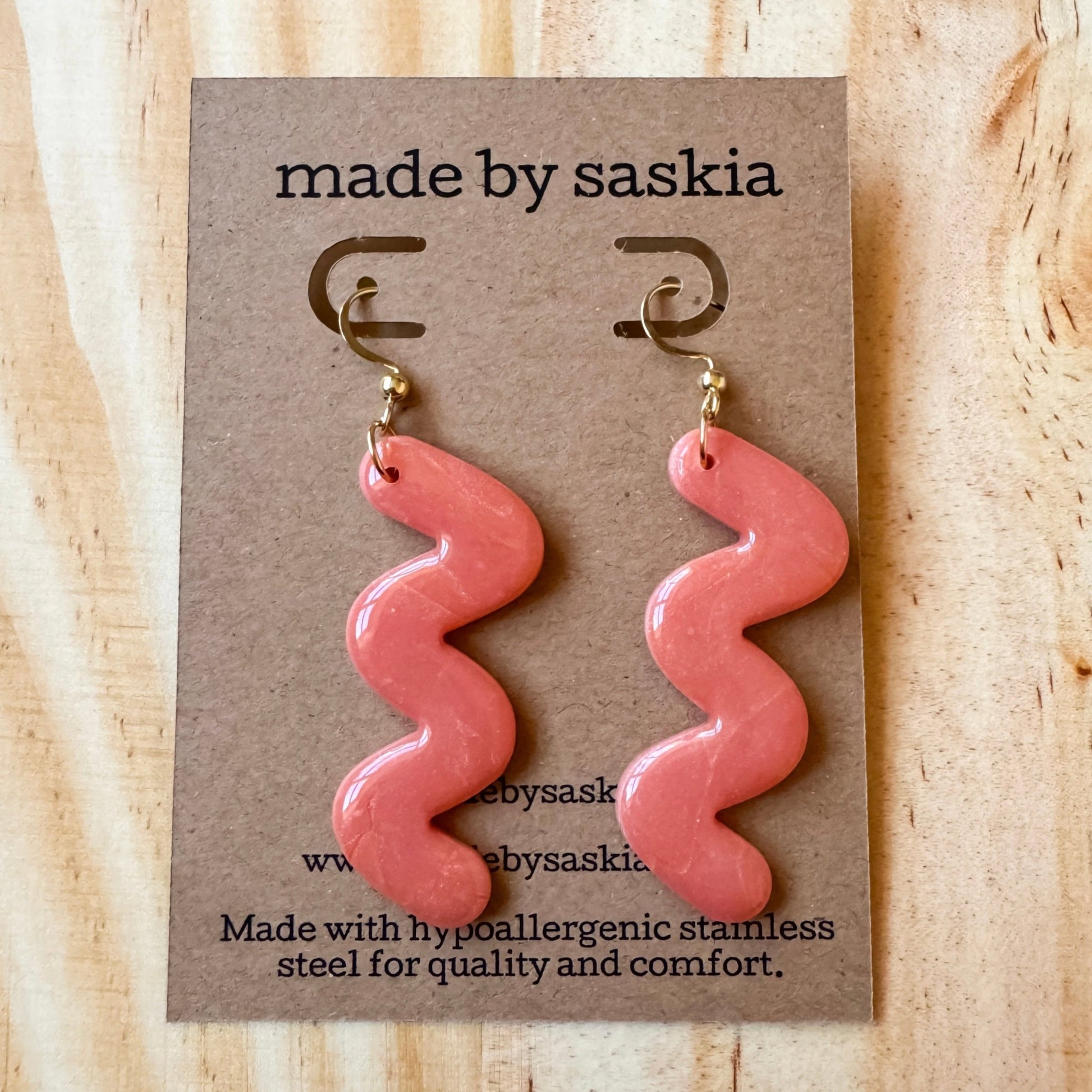 Salmon pink marble squiggle dangle earrings – Made by Saskia