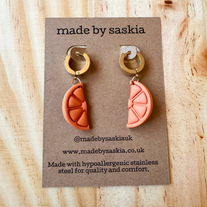 Textured orange slice huggie earrings - Earrings - Made by Saskia