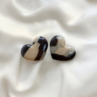 Tortoiseshell heart studs - Earrings - Made by Saskia