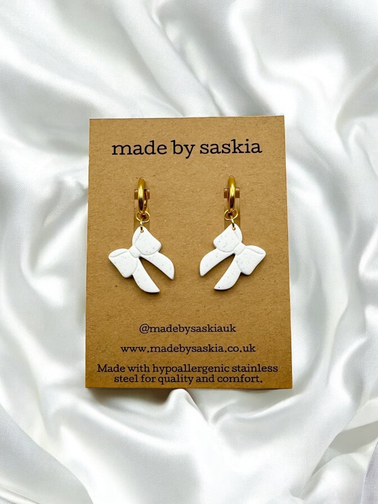 White bow huggie earrings - Earrings - Made by Saskia