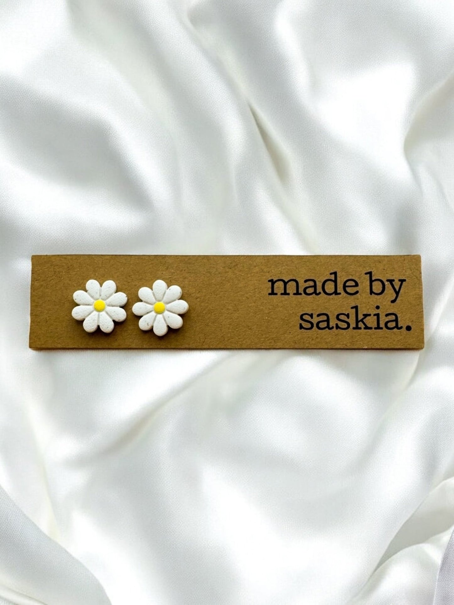 White daisy flower studs - Earrings - Made by Saskia