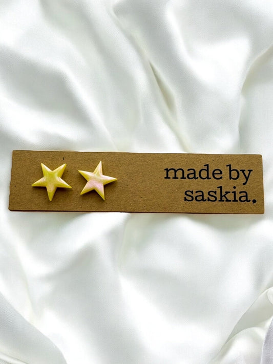 Yellow iridescent pink flash star studs - Earrings - Made by Saskia